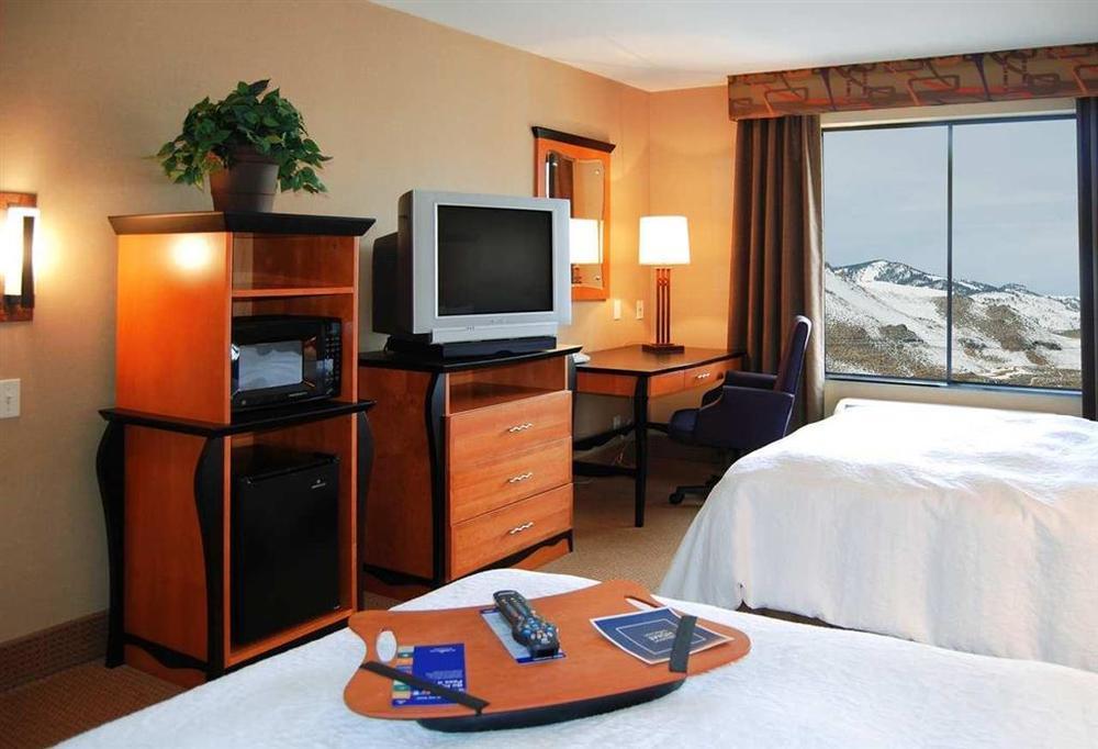 Hampton Inn & Suites Carson City Room photo